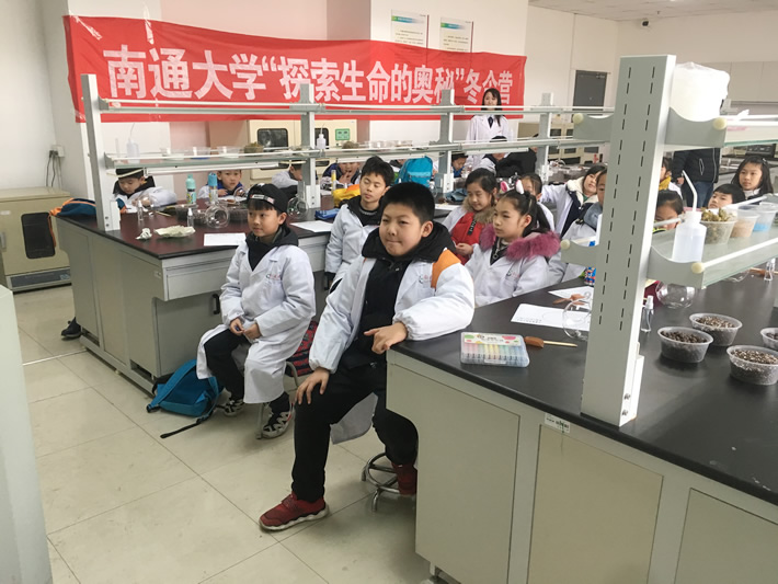 小学生们走进实验室参与制作微景观4.jpg
